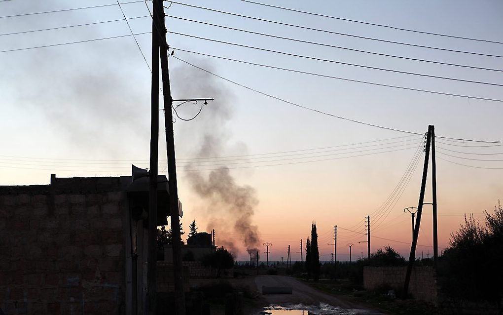 Bij een luchtaanval op Syrische burgers bij een bakkerij in de centraal gelegen provincie Hama zijn zondag meer dan zestig mensen gedood en vijftig gewond geraakt.  Foto EPA