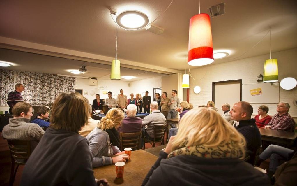 De voedselpakkettenactie van de gereformeerde kerk vrijgemaakt in Zwolle -Koningskerk- heeft 350 pakketten en een gift voor de voedselbank opgeleverd. Foto: instructies voor het inpakken.   Foto RD, Henk Visscher