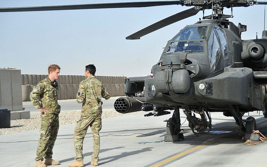 De Britse prins en helikopterpiloot Harry is nu nog meer in het vizier van de extremistische Taliban, want hij heeft in oktober „zijn eerste Talibancommandant gedood”.  Foto EPA