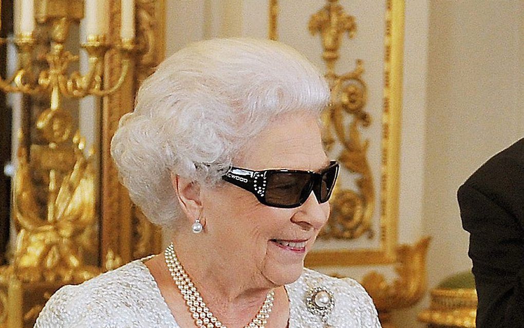 Koningin Elizabeth met 3D-bril. Foto EPA