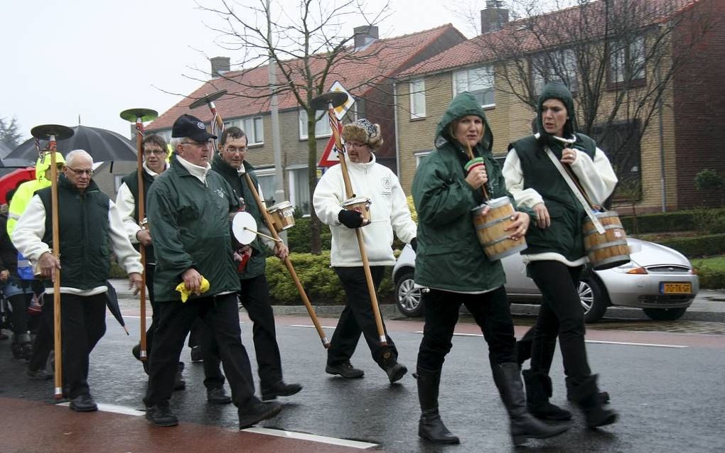 De eerste Yerseksche Koenckelpotfanfare in de straten van Yerseke. Foto koenckelpotfanfare.nl