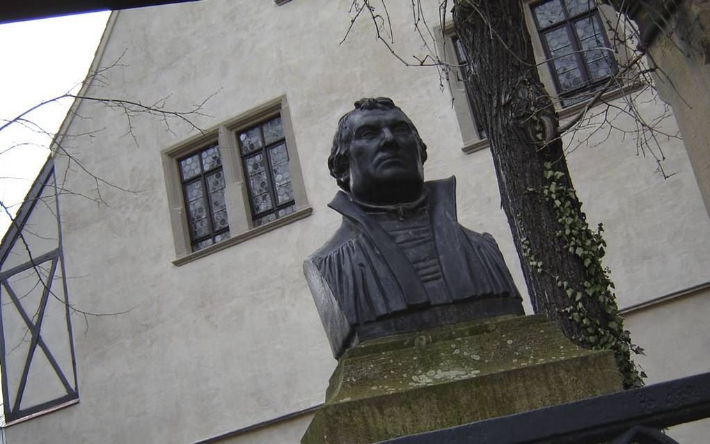 Borstbeeld van Luther voor zijn geboortehuis in Eisleben. Foto RD