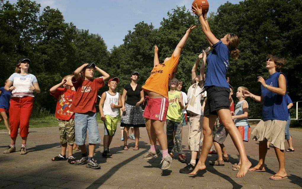 Jongeren die bij de De Zeemeeuw logeeropvang kregen, deden dankzij het persoonsgebonden budget allerlei ontspannende activiteiten, onder meer basketbal. De Zeemeeuw stopt per 31 december met alle activiteiten. Foto RD, Henk Visscher