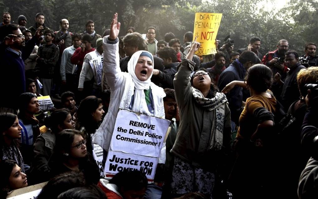 Demonstranten vullen de straten van de Indiase hoofdstad New Delhi. De betogers zijn boos over de gewelddadige groepsverkrachting van een 23-jarige studente, vorige week. Foto EPA