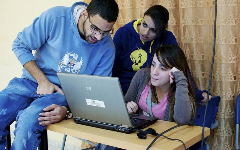 Studenten mediastudies aan het werk in het Bethlehem Bible College in Bethlehem. Foto Alfred Muller