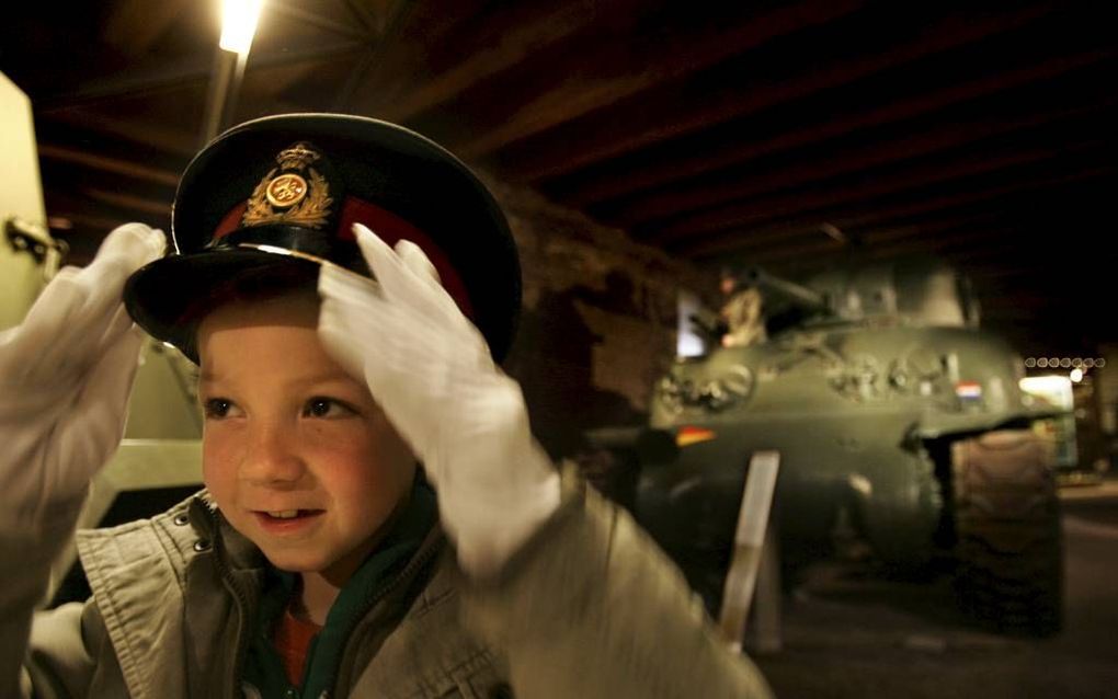 Een jongetje past een pet in het Legermuseum in Delft. Het museum gaat anderhalf jaar dicht, om dan weer open te gaan in Soesterberg. Foto ANP