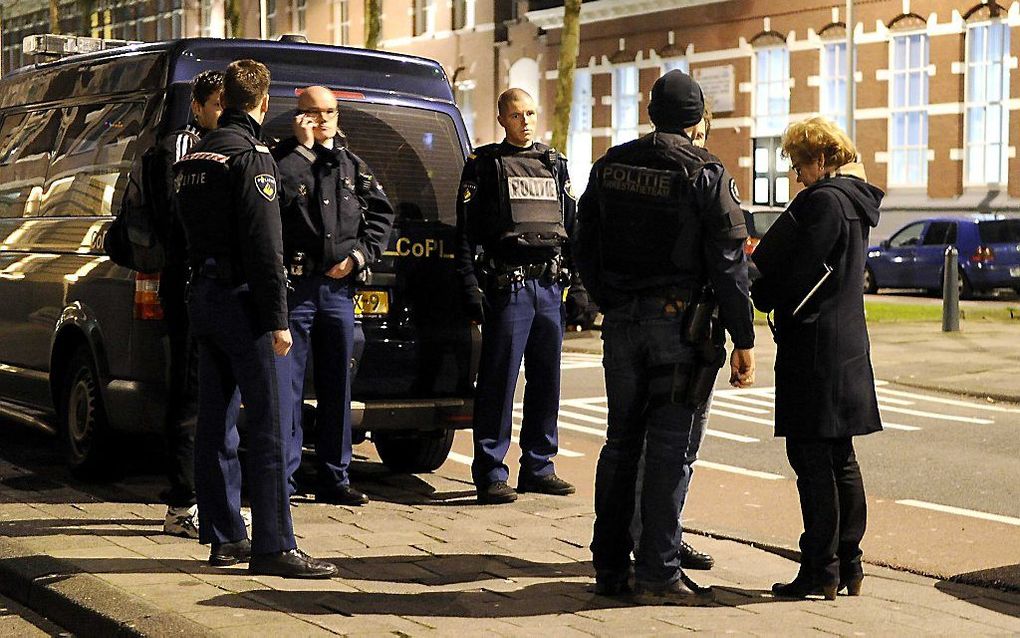 Politieagenten staan bij de Anadolu Moskee in de Oranjeboomstraat. Een groepje mannen zou na een mogelijke schietpartij de moskee in zijn gevlucht. Foto ANP