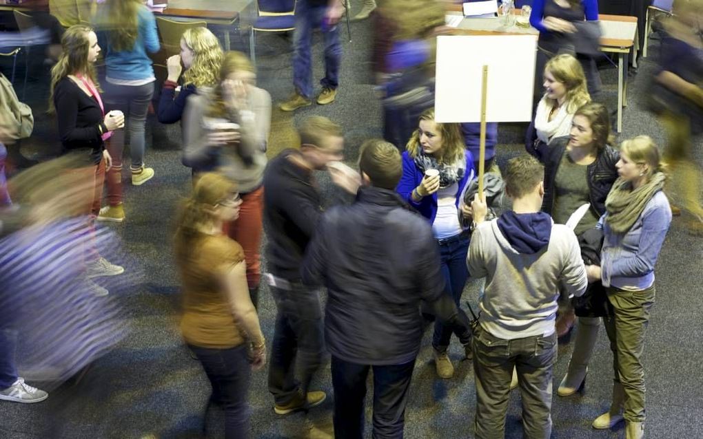 „Als je rustig wordt, kan God tot je spreken, dan kan je geest communiceren met Hem”, zo zei HGJB-medewerker Jurrien ten Brinke zaterdag tijdens de kerstconferentie van de HGJB. Foto Sjaak Verboom