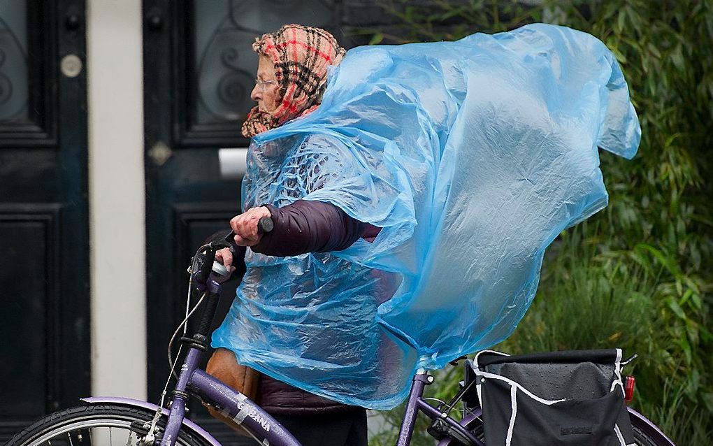 Precies om middernacht zal vrijwel het hele land te maken hebben met regen. Foto ANP