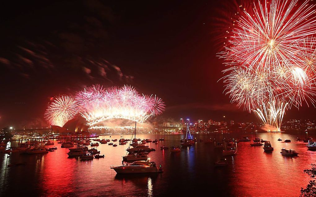 In de grootste Australische stad, Sydney, is het nieuwe jaar aangebroken. Vuurwerk werd echter al om 21.00 uur afgestoken aan de haven van de miljoenenstad, waar het een schitterende zomernacht is. Foto EPA