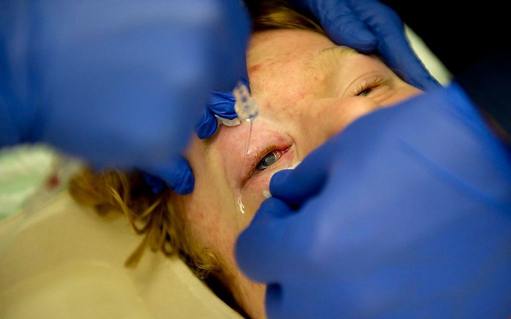 Een jongen wordt behandeld aan zijn oog in het Oogziekenhuis in Rotterdam. Foto ANP