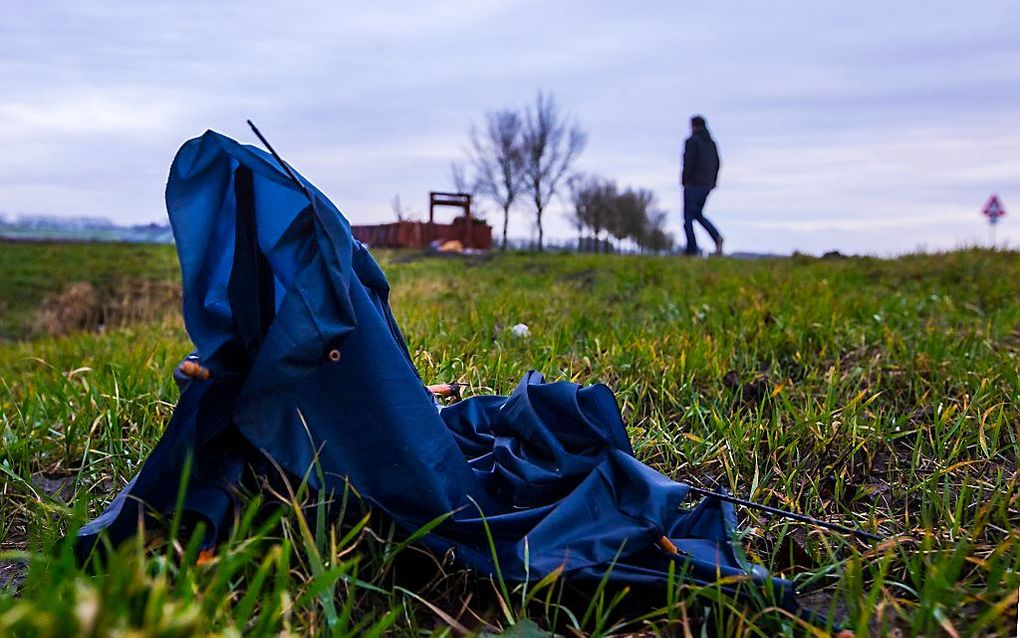 Een kapotte paraplu op de plaats van het ongeval in Raard. Foto ANP