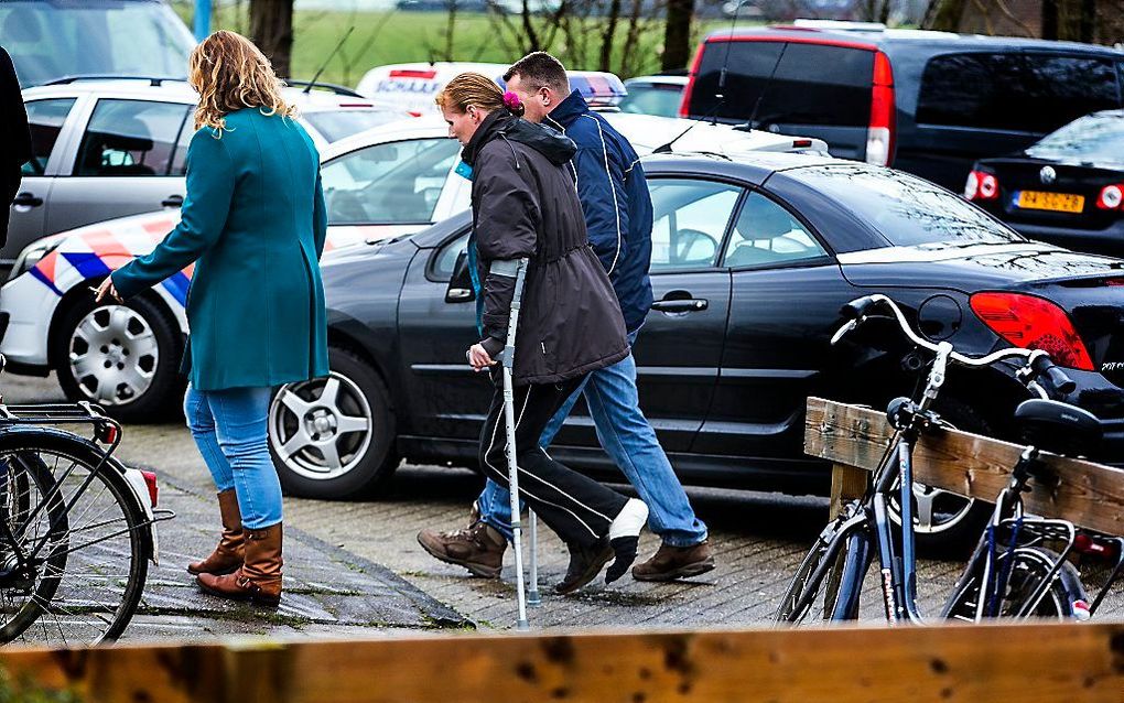 Een vrouw die maandagavond gewond raakte is op weg naar een besloten bijeenkomst in het dorpshuis in Raard. Foto ANP