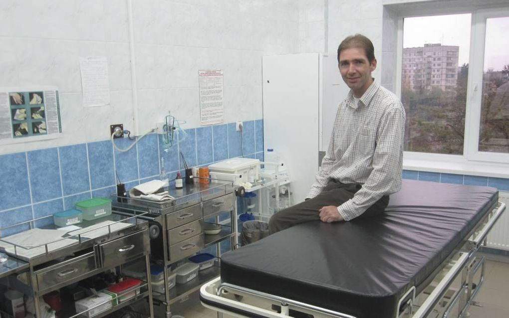 Jan van Beest in het laboratorium van het centrale kinderziekenhuis in het Oekraïense Zhitomir. De apparatuur komt uit het buitenland, het onderzoeksbed bijvoorbeeld is geschonken door het Ikazia Ziekenhuis in Rotterdam. Foto Floris Akkerman