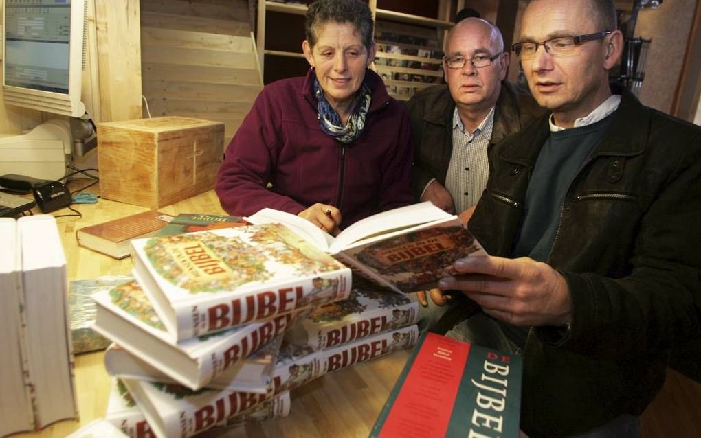 Dicky Hofman, voorzitter Guus Vos en Henk Hofman zijn betrokken bij het Nieuws Huis in Diever. Het echtpaar Hofman wil via deze winkel het Evangelie op een laagdrempelige manier toegankelijk maken voor voorbijgangers en toeristen in de Drentse plaats. Fot