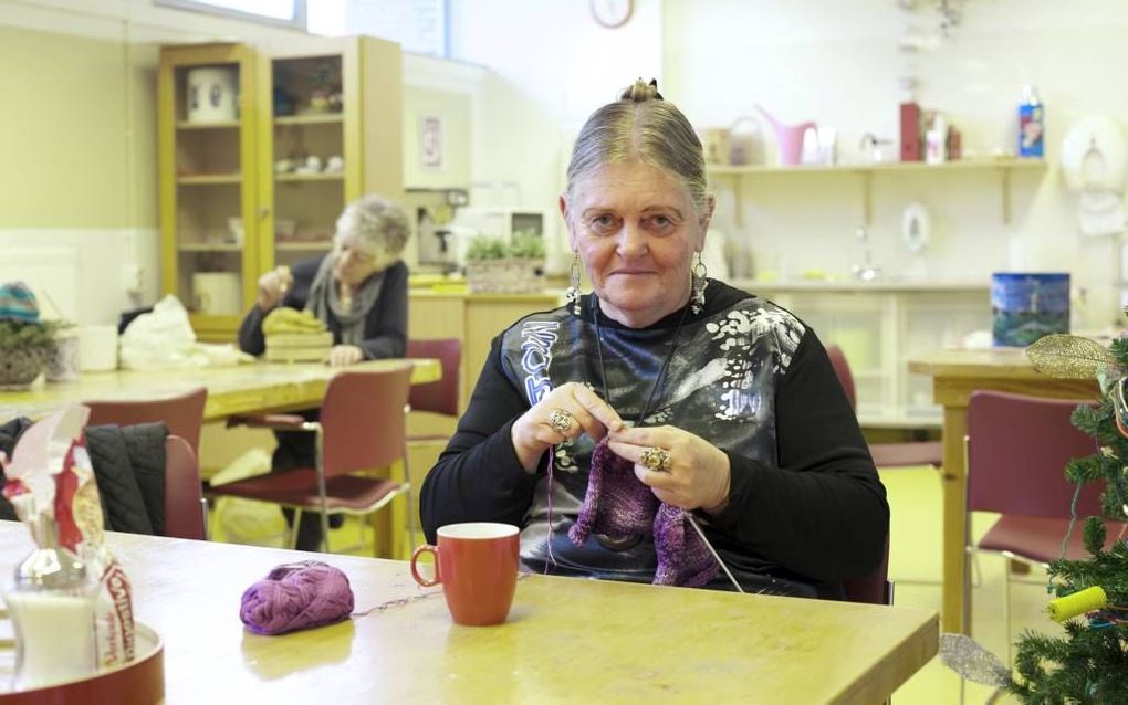 Fien de Haan verblijft voor de tweede keer op de afdeling ouderenpsychiatrie van het UMCG in Groningen. Ze bezoekt vaak de arbeidstherapie. „Hoe gespannen ik ook ben, daar kom ik uiteindelijk tot rust.” Foto Sjaak Verboom.