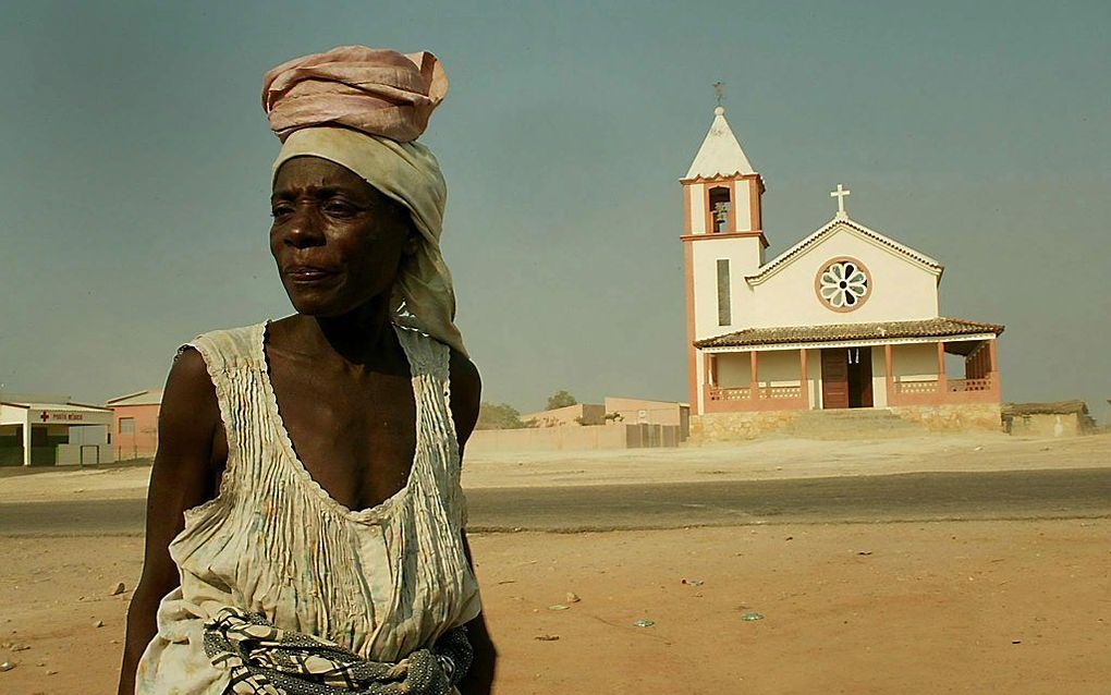 Bij een oudejaarsdienst van een pinksterkerk in de Angolese hoofdstad Luanda overleden 16 mensen en raakten 120 mensen gewond. Foto: een kerk in Angola. Foto EPA