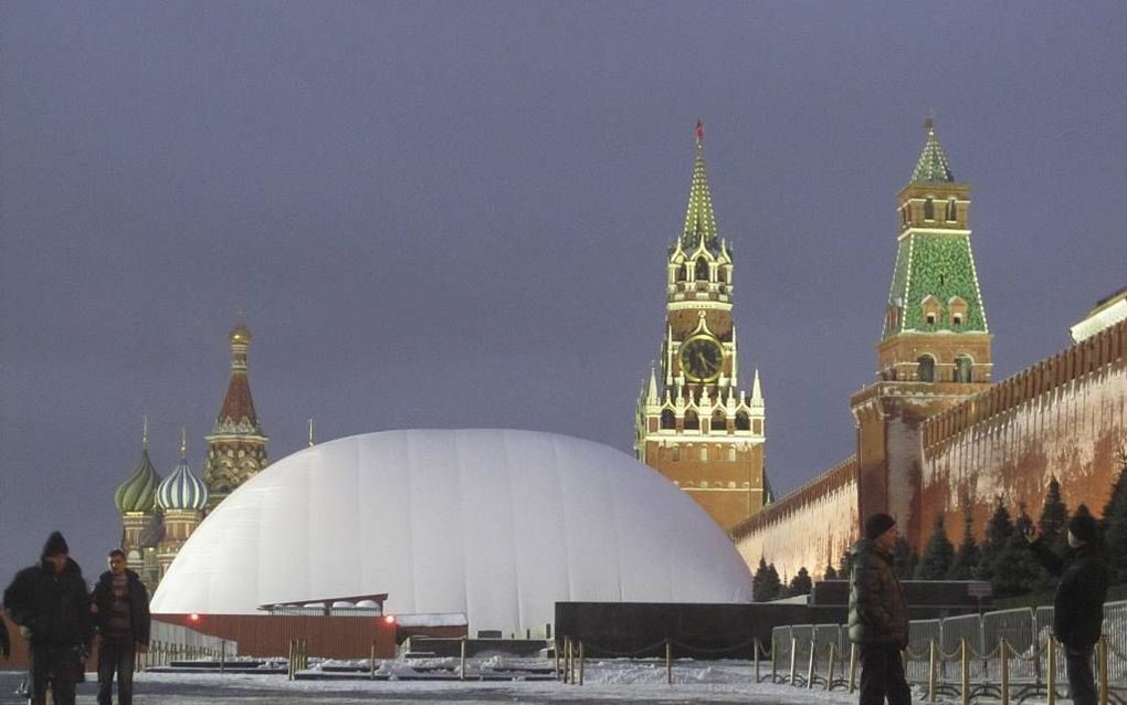 MOSKOU – Om het mausoleum van Lenin in Moskou te renoveren, is er een werktent overheen geplaatst. De discussie over een begrafenis voor de leider van de revolutie gaat door. Foto Floris Akkerman