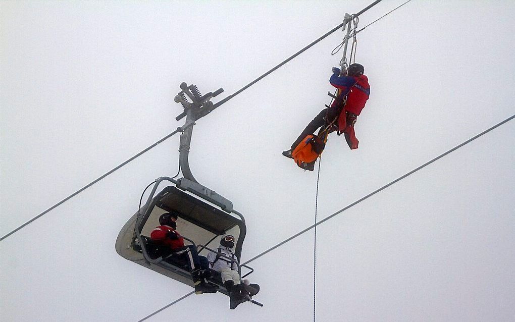 Een reddingswerker in actie bij een defecte stoeltjeslift in het Duitse Oberwiesenthal. Foto EPA