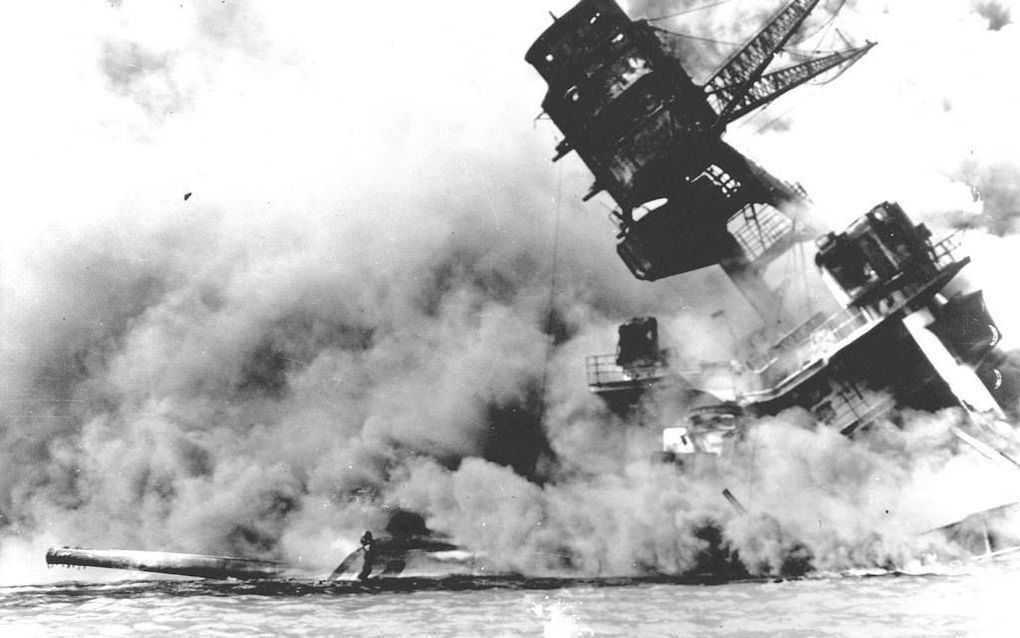 Brandende schepen in de haven van Pearl Harbor. Met de Japanse aanval op Pearl Harbor raakte Amerika in december 1941 betrokken bij de Tweede Wereldoorlog. Foto ANP