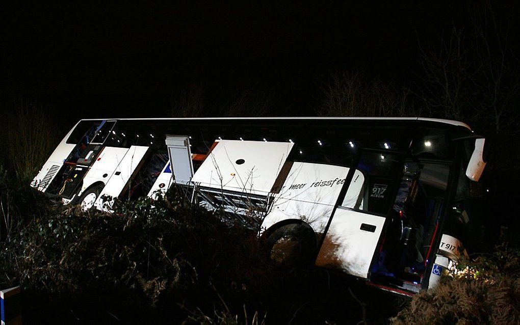 De gekantelde bus die op weg was naar een cruiseschip in Southampton.  Foto EPA