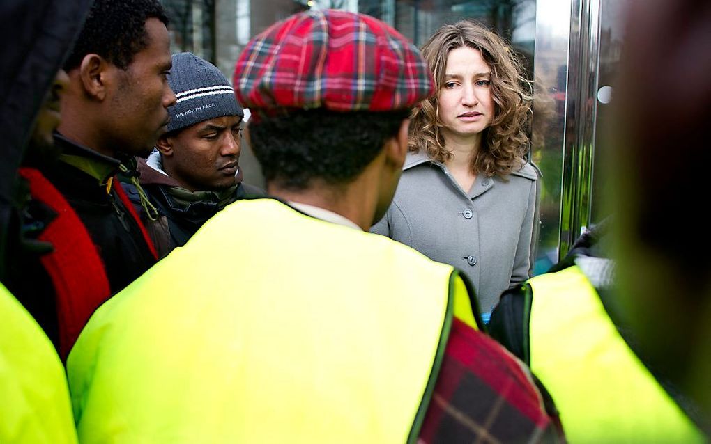 SP-Kamerlid Sharon Gesthuizen in gesprek met uitgeprocedeerde asielzoekers. Foto ANP