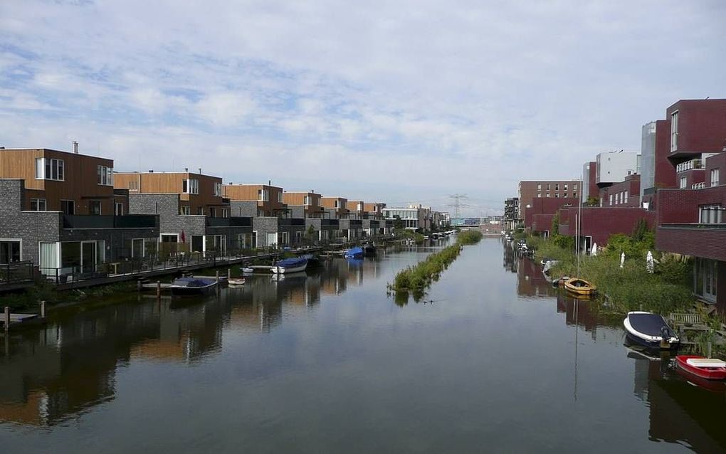 AMSTERDAM – Voormalig stadsecoloog Martin Melchers was aanvankelijk tegen de komst van de Amsterdamse wijk IJburg. Hij moet echter toegeven dat de natuur er eerder op vooruit is gegaan. Nu betreurt hij het dat IJburg niet meer dan een slaapstad is geworde