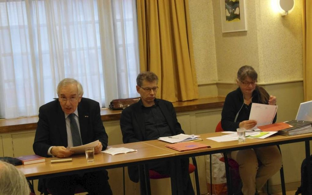 UTRECHT – Het Kerkhistorisch Gezelschap hield maandag in de lutherse kerk in Utrecht zijn wintervergadering. Dr. M. A. van den Berg (l.) sprak over de laatste vijf jaren van Calvijn. Foto RD