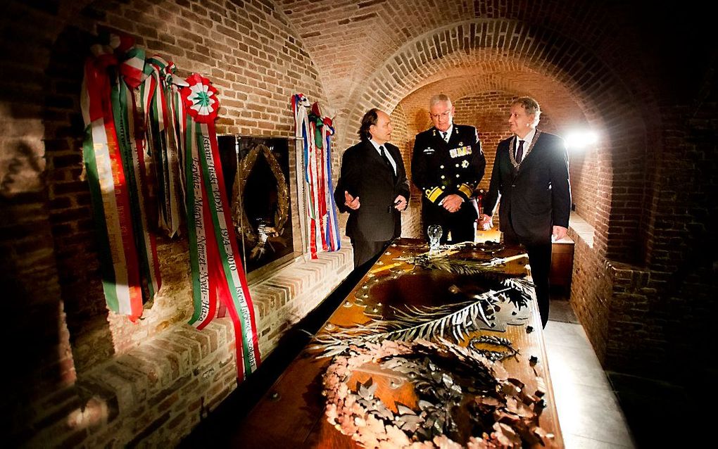 Directe nazaat Frits de Ruyter de Wildt, burgemeester Eberhard van der Laan en admiraal Matthieu Borsboom (vlnr) in de graftombe in de Nieuwe Kerk van de grootste zeeheld uit de Nederlandse geschiedenis: Michiel Adriaenszoon de Ruyter. Foto ANP