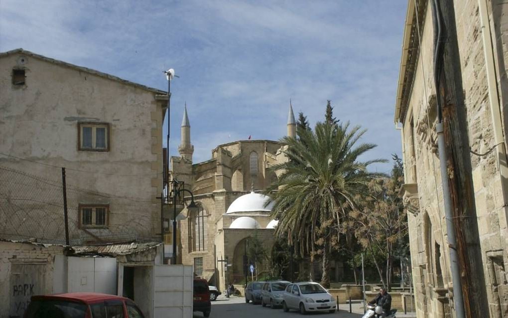 De Selimiyemoskee in het Turkse deel van de Cypriotische hoofdstad Nicosia is een merkwaardige kruising tussen een Franse gotische kerk en een moskee. En dat is het dan ook. Foto Paul van Benthem