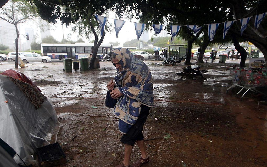 Tel Aviv is dinsdag lamgelegd door overstromingen veroorzaakt door een grote winterstorm. Foto EPA