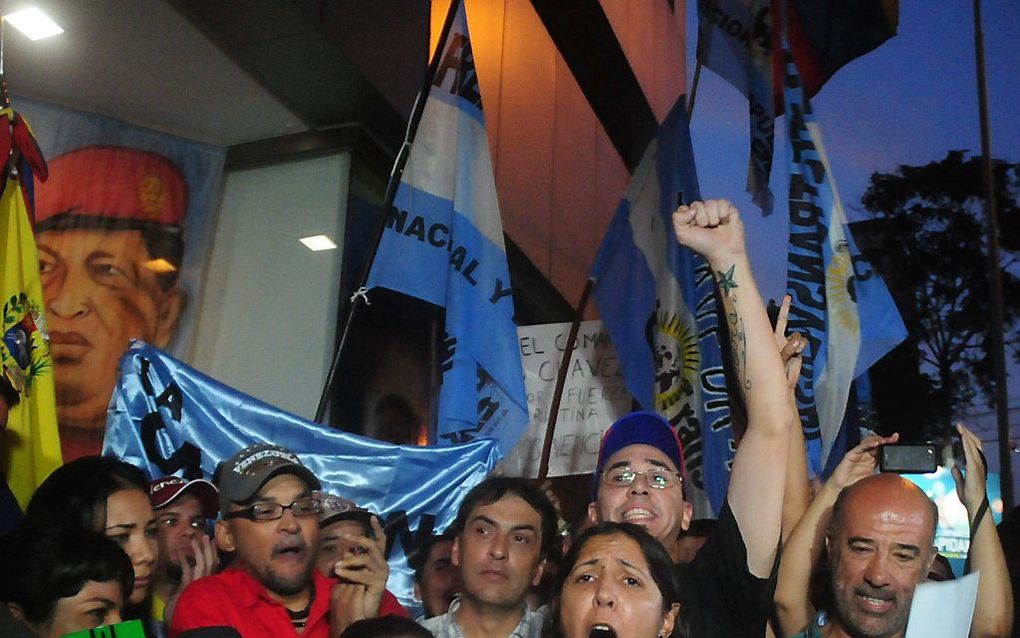 De ernstig zieke Venezolaanse president Hugo Chávez wordt ‘op een later moment’ beëdigd voor een nieuwe ambtstermijn van zes jaar. Dat heeft vice-president Nicolas Maduro gezegd. Op de foto pro-Chávez-demonstranten in Buenos Aires. Foto EPA