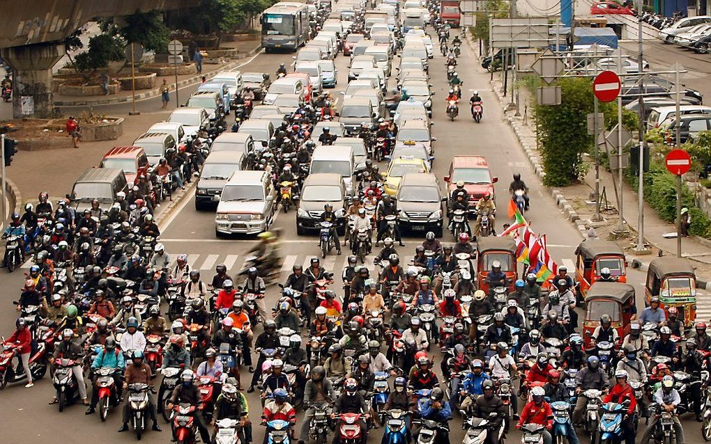 Een invloedrijke moslimleider in Indonesië juicht het toe als vrouwen alleen nog maar overdwars achterop een motor mogen zitten. Foto EPA