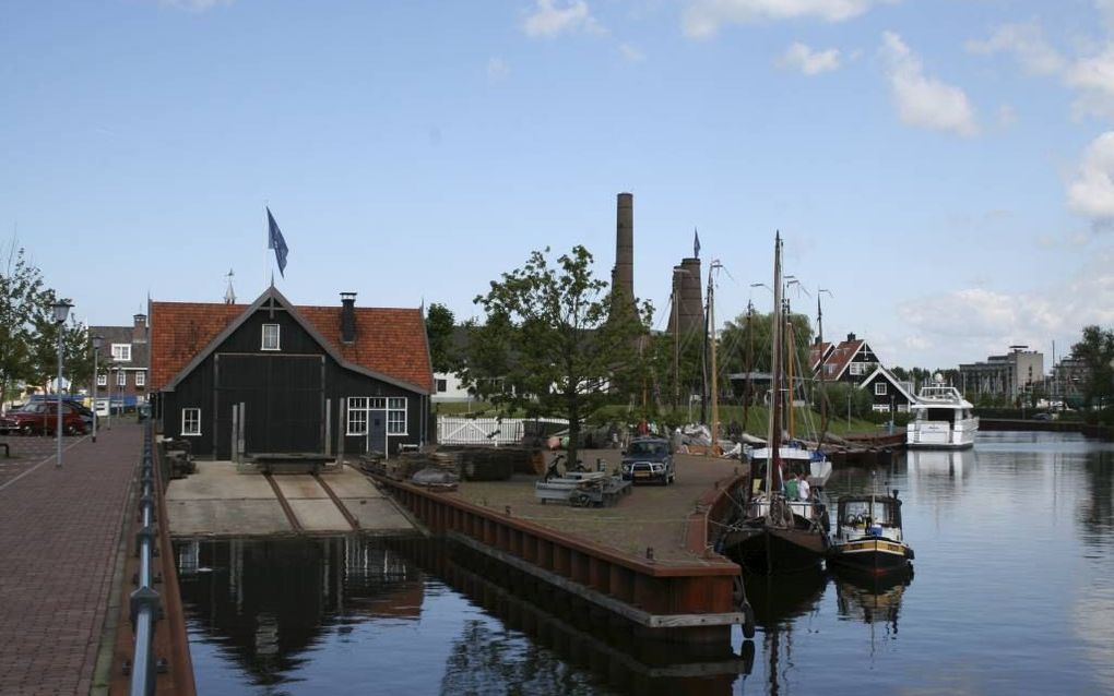 Stichting Botterwerf Huizen en de gemeente Huizen liggen in de clinch over nevenactiviteiten op de Huizer botterwerf. De Stichting Huizer Botters is de dupe. Op de foto links de helling, met op de achtergrond de schoorstenen van de herbouwde kalkovens. Fo