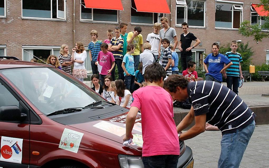 Stickeractie Puntuit op het Calvijn College in Goes. Foto RD