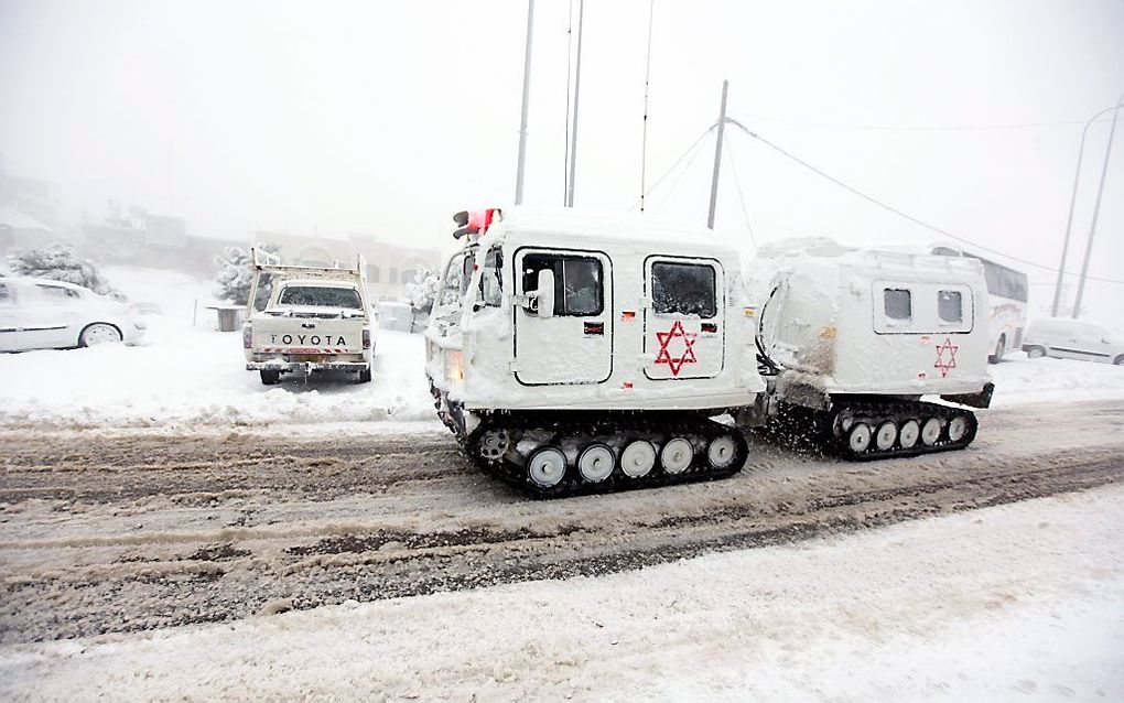 Een sneeuwambulance rijdt door Majdal al-Shams, een druzenstadje aan de voet van de berg Hermon, nabij de Israëlisch-Syrische grens. Foto EPA