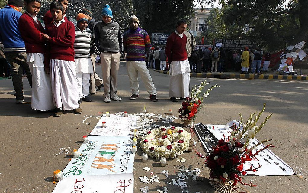 Bloemen op de plaats waar de verkrachte studente in New Delhi werd gevonden.  Vijf mannen worden verdacht van de brute actie, die de vrouw het leven kostte. Foto EPA