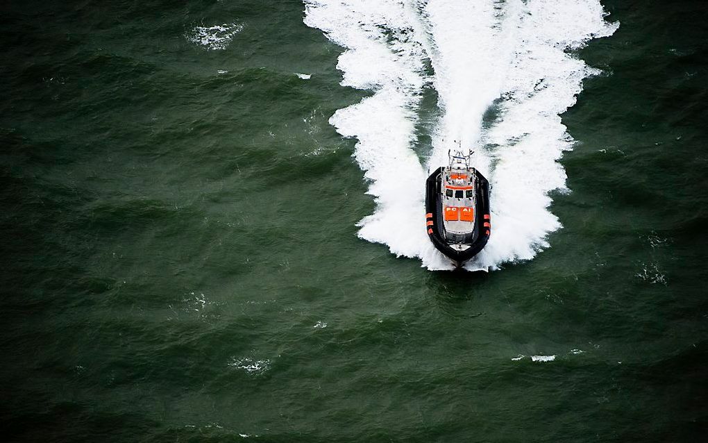 Een vaartuig van de KNRM tijdens de zoekactie op de Noordzee naar de vermiste drenkelingen van het gezonken vrachtschip de Baltic Ace. Foto ANP