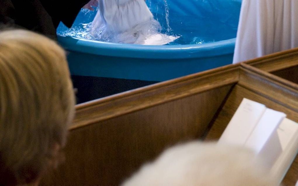 Foto: in september 2012 gaan in een dienst van de hervormde wijkgemeente Binnenstad-Vrijenban in de Nieuwe Kerk van Delft twee vrouwen onder in het doopwater. Foto Pieter Haringsma