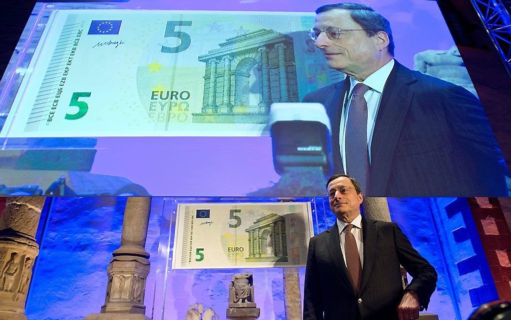 Draghi presenteert het nieuwe vijfje. Foto EPA