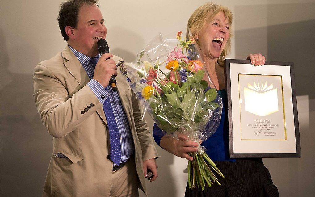 Kinderboekenschrijfster Jet Boeke neemt donderdag de Gouden Boek-award in ontvangst van directeur Eppo van Nispen van de CPNB, de koepel van de boekenbranche voor ”Het Dikke Verjaardagsboek van Dikkie Dik". Foto ANP