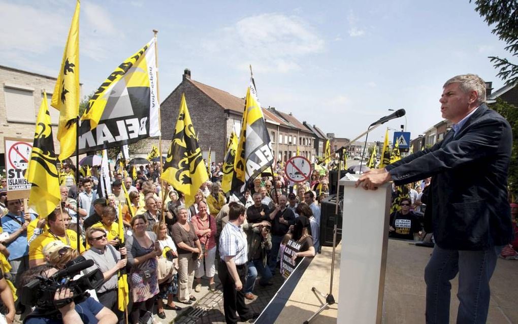 Tegen de extreem rechtse partij Vlaams Belang van Filip Dewinter (r.) bestaat al decennia een cordon sanitaire. Daarin is deze week in de gemeente Denderleeuw een barst gekomen. Foto EPA