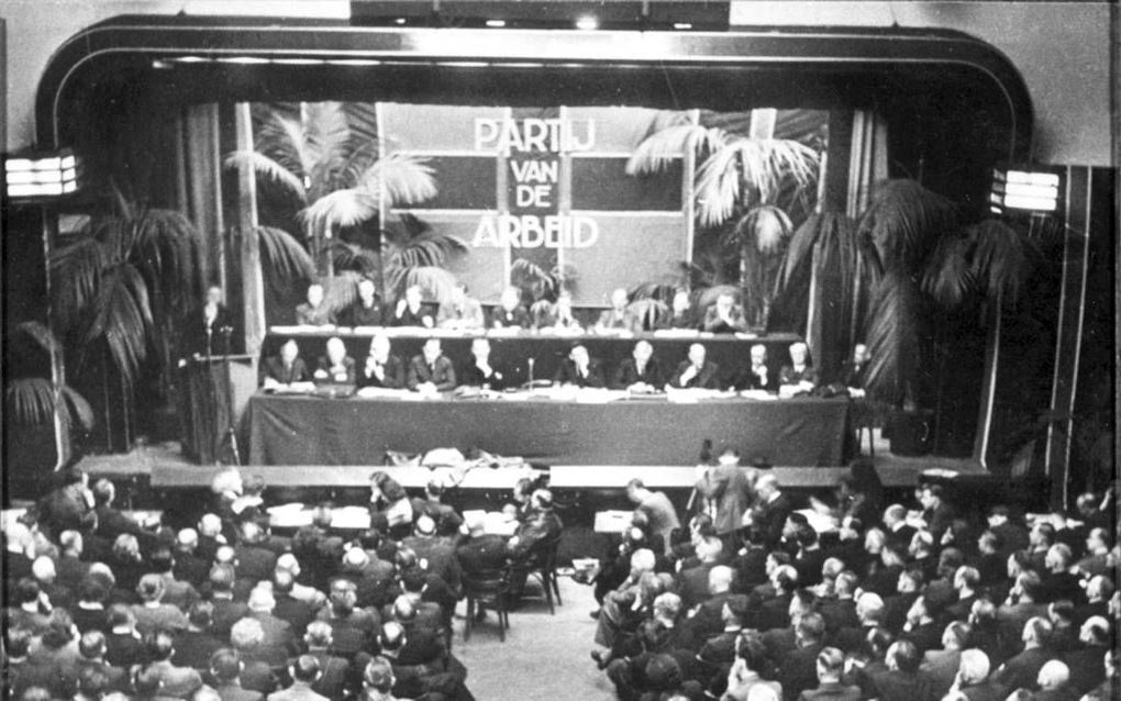 Het stichtingscongres van de PvdA in Hotel Krasnapolsky te Amsterdam op 9 februari 1946. Foto Spaarnestad