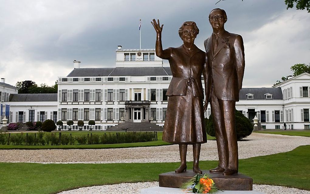 Beelden van koningin Juliana en prins Bernhard op paleis Soestdijk  in Baarn. Foto ANP