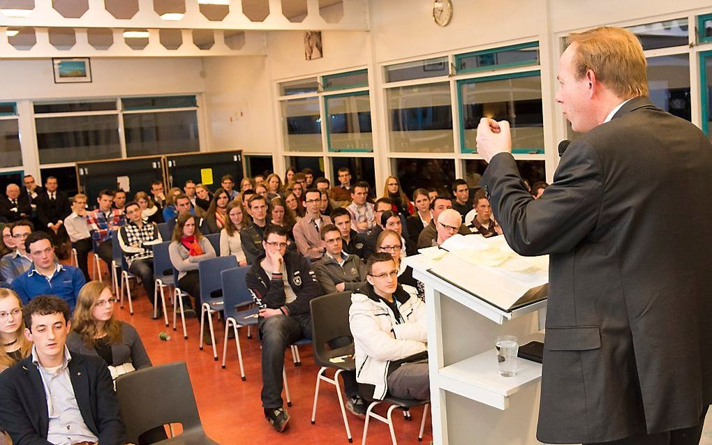 KRABBENDIJKE – SGP-voorman Van der Staaij sprak zaterdag in Krabbendijke tijdens een jongerenavond. De Jongerenavonden Regio Zeeland gaan uit van de Gereformeerde Gemeenten in Nederland. Foto Vision Photo