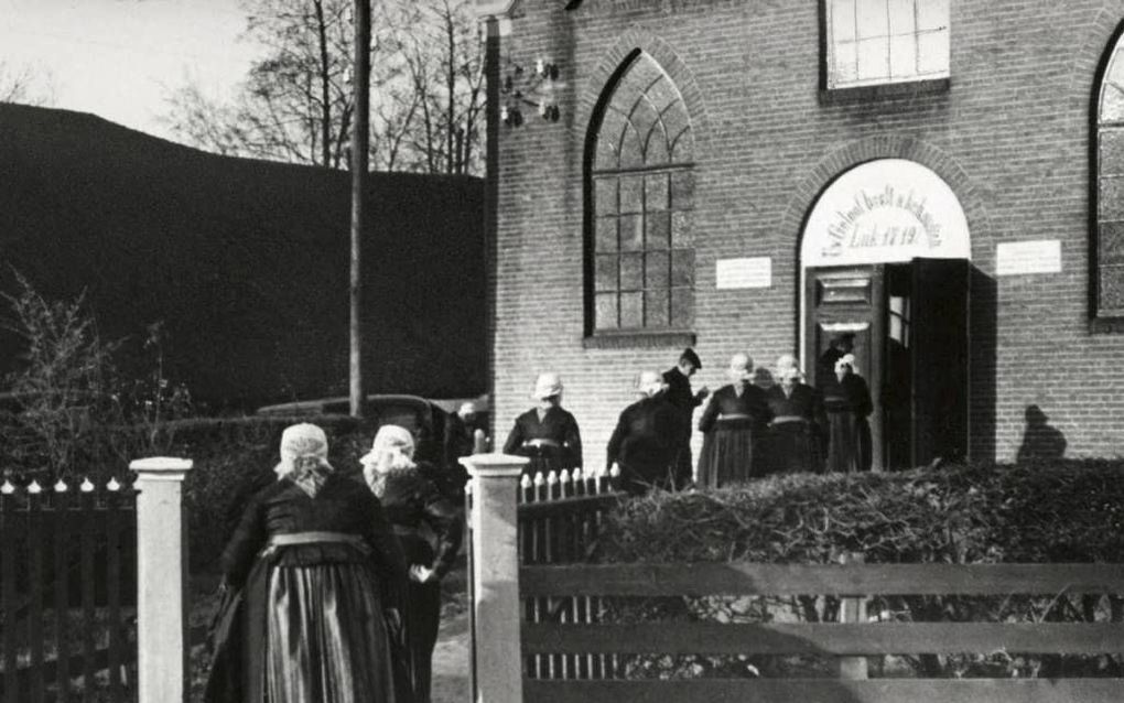 Kerkgang in Staphorst, 1937. Foto Spaarnestad