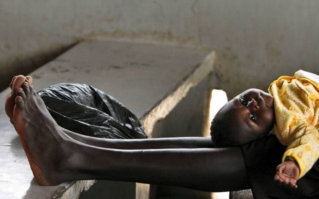 Keniaanse moeder met een kind bij een gezondheidskliniek in het noordwesten van Kenia. Foto EPA