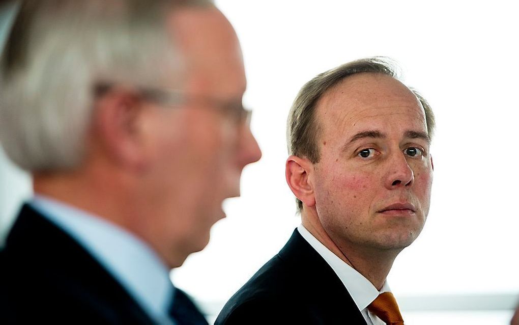 SGP-partijvoorzitter Van Leeuwen (l.) en fractievoorzitter Van der Staaij tijdens de persconferentie in Rotterdam. Foto ANP