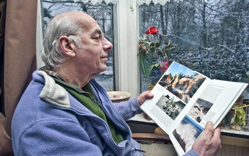 Kees Boom wil zonder zijn verzamelde spullen op de foto. „De buren zeggen: Rommel in je huis is rommel in je hoofd. Het is niet waar.” Foto Etienne Busink