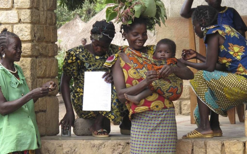 Congolese vrouwen wachten op hun beurt bij een gezondheidscentrum bij Dungu, in de oostelijke provincie Haut-Uélé. Foto Medair